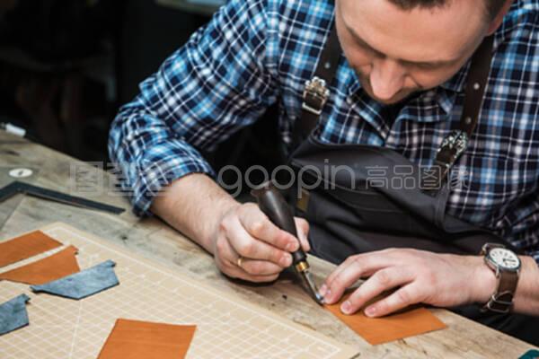 手工制作皮革制品的概念。